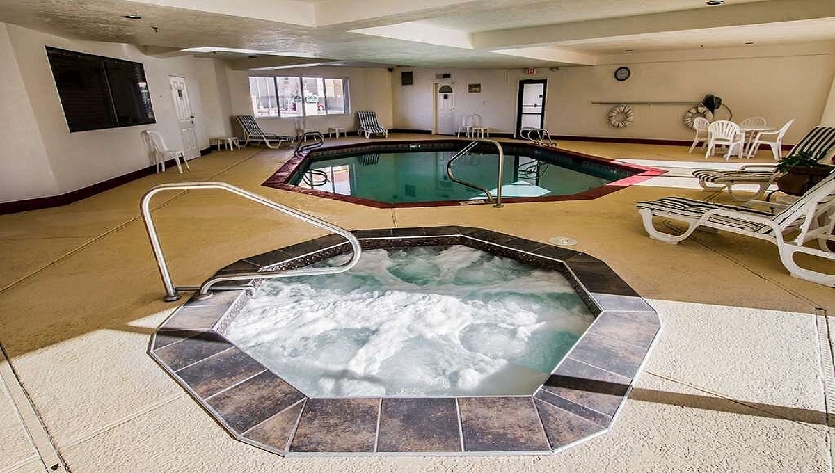 indoor-pool-with-hot