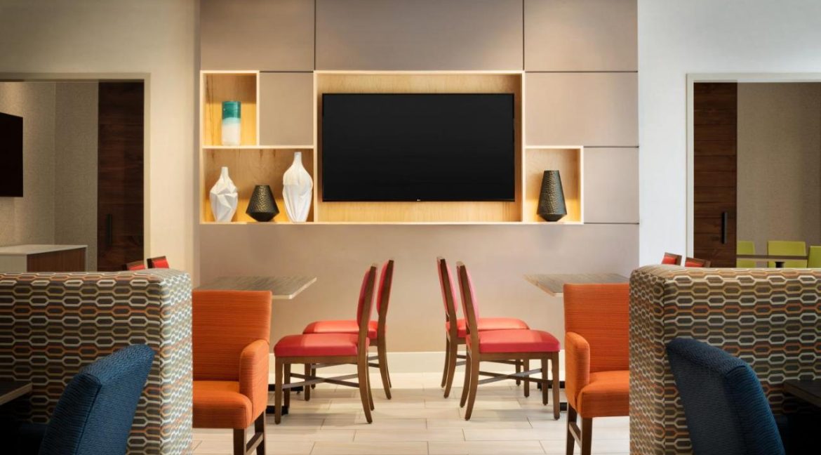 lobby-breakfast area